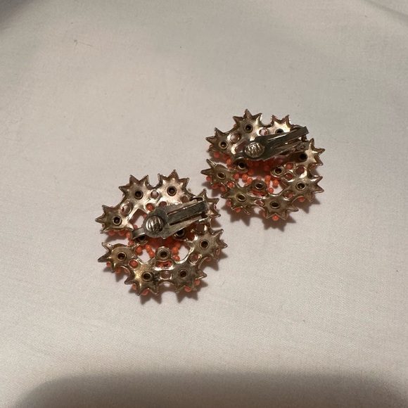 Vintage 1950s Mid Century Orange Tiger Flower Clip On Earrings - Picture 5 of 8